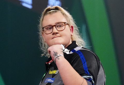 Volop lof voor vrouwelijke darter Beau Greaves (22) na historie: 'Bizar knap, grote klasse'