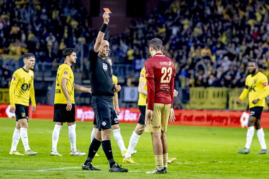 NAC deelt Excelsior enorme dreun uit in krankzinnig play-offduel, dolle boel in Breda