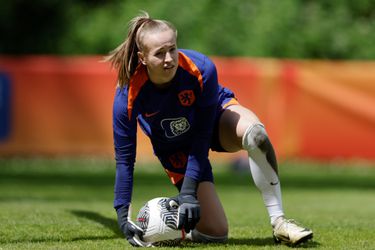 Oranje-keepster Daphne van Domselaar had snel herstel verwacht en ziet transfer naar Arsenal wel zitten: 'Je wil prijzen pakken'