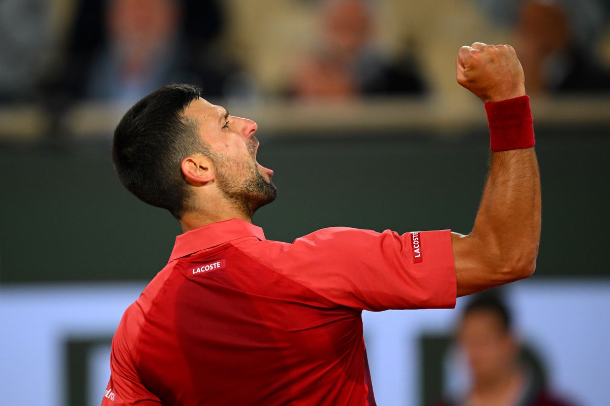 Twijfelende Novak Djokovic worstelt zich op Roland Garros naar tweede ronde