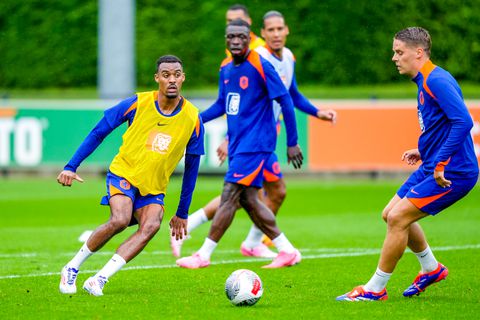 Ryan Gravenberch leeft mee met Marten de Roon: 'Vervelend voor hem, voor mij weer een kansje'