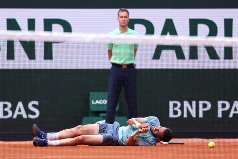 Doodse stilte op Roland Garros: toptennisser laat fans flink schrikken met knieblessure