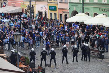 'Fans' van Chelsea en Real Betis besmeuren finale Conference League met rellen, waterkanon ingezet