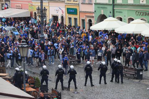 'Fans' van Chelsea en Real Betis besmeuren finale Conference League met rellen, waterkanon ingezet