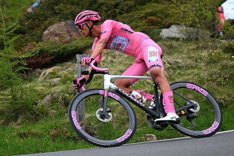 Roze trui-drager Isaac Del Toro wint zware bergrit na grote teleurstelling in Giro d'Italia