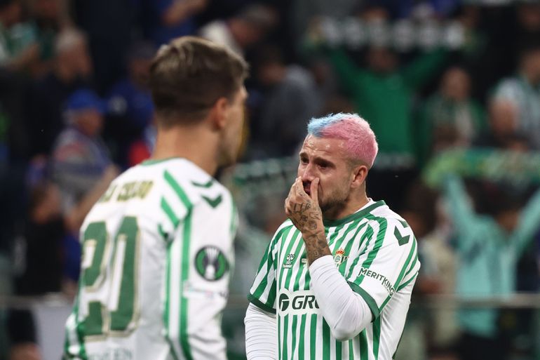 Speler Real Betis gaat viraal door opvallend kapsel in Conference League-finale: 'magie' zorgt voor tranen