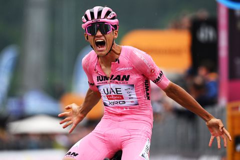 Roze trui-drager Isaac Del Toro wint zware bergrit na grote teleurstelling in Giro d'Italia
