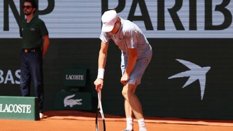 Sensationele exit Jannik Sinner op Roland Garros: topfavoriet raakt compleet bevangen door de hitte