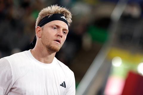 Omstreden coach laat toptennisser (26) plots in de steek op Roland Garros: 'Hij heeft ons geblokkeerd'