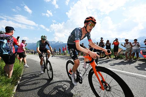 Nederlandse oud-toprenner (62) overtuigd van Giro-succes voor Thymen Arensman: 'Dat zal hem vleugels geven'