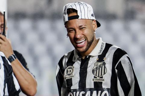 Neymar landt per helikopter op trainingskamp: WK-droom hangt aan zijden draadje