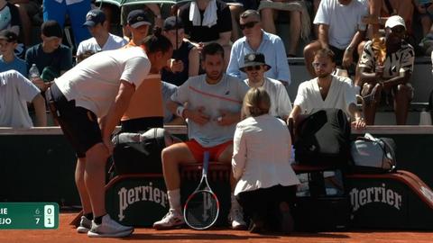 Roland Garros ontsierd door hoog aantal opgaves: tennissers vallen bij bosjes om in Parijs