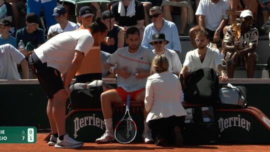 Roland Garros ontsierd door hoog aantal opgaves: tennissers vallen bij bosjes om in Parijs