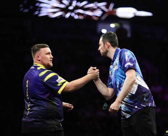 Luke Littler en Luke Humphries zorgen voor zenuwslopend slot van Premier League Darts met beste finale óóit