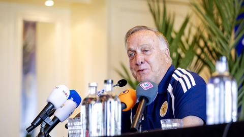 Dick Advocaat krijgt met 'pikante' opmerking lachers op zijn hand: 'Ik doe de deur wel open, hoor'