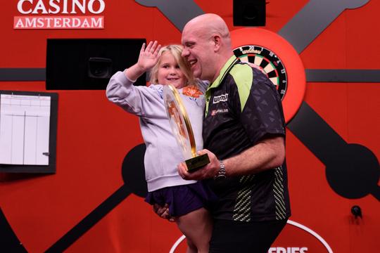Dartkampioen Michael van Gerwen maakt dierbare foto's met kinderen op speciale vakantie