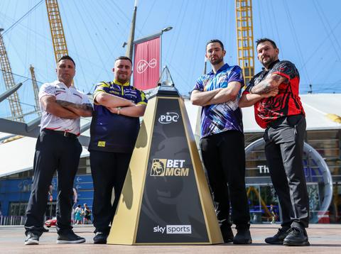 Live play-offs Premier League Darts | Luke Littler kan revanche nemen in finale, wie pakt immense prijzenpot?