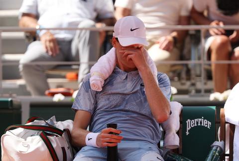 Titelfavoriet Jannik Sinner onthult ware reden uitschakeling Roland Garros: 'Het lag niet aan de hitte'