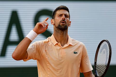 Geïrriteerde Novak Djokovic haalt hard uit naar regels op Roland Garros na extreme hitte: 'Dat is niet eerlijk'