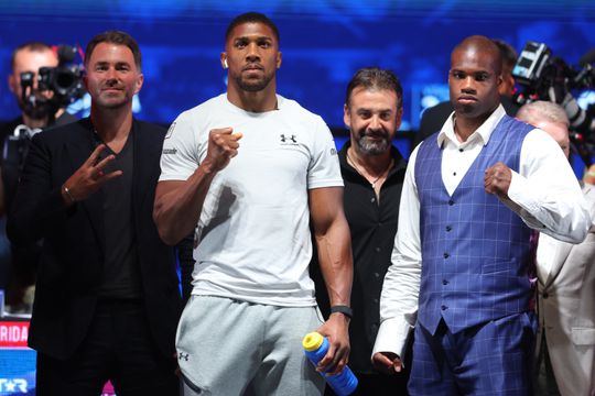 Chaos nog voor titelgevecht: Anthony Joshua en Daniel Dubois willen op de vuist tijdens interview