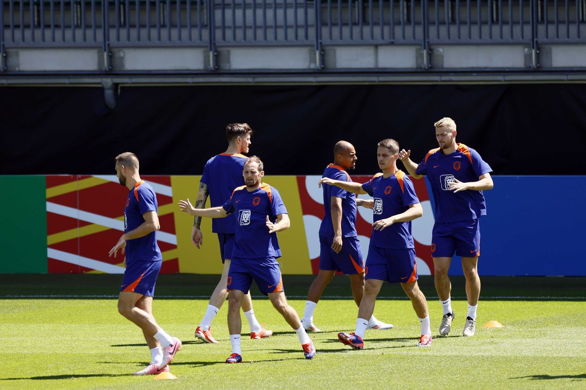 Nederlands elftal na vrije dag met familie weer compleet begonnen aan voorbereiding achtste finales