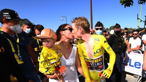 Dit is de vrouw van Jonas Vingegaard: oudere partner (39) wilde relatie geheim houden en zorgt voor ophef tijdens Tour de France