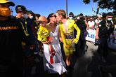 Dit is de vrouw van Jonas Vingegaard: oudere partner (39) wilde relatie geheim houden en zorgt voor ophef tijdens Tour de France