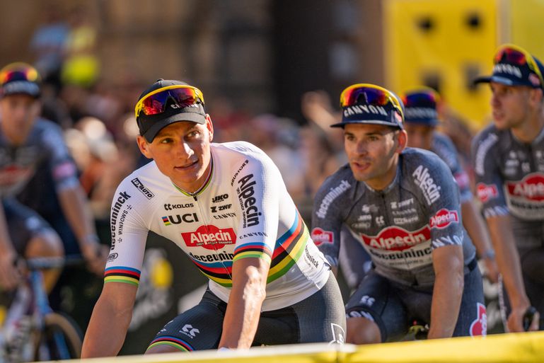 Mathieu van der Poel grapt over haarband van Memphis Depay tijdens Tour de France: 'Kijken welk rugnummer ik erop zet'