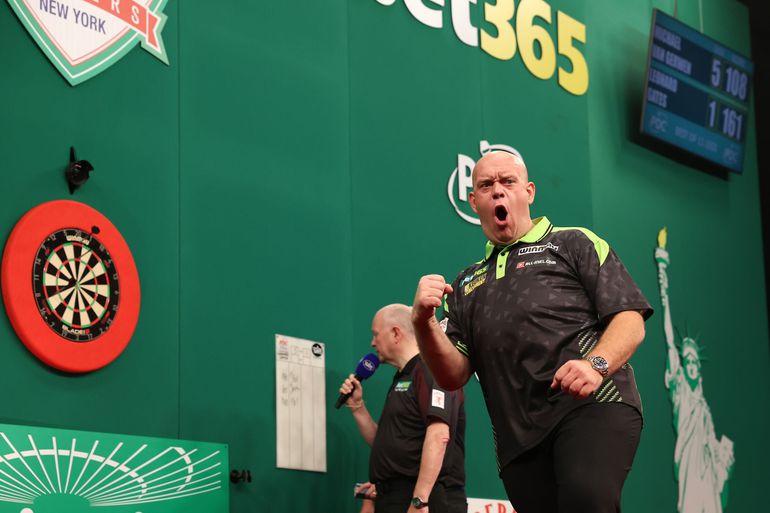 Michael van Gerwen maakt na relatiebreuk indruk tijdens comeback: topdarter laat zich zien in New York
