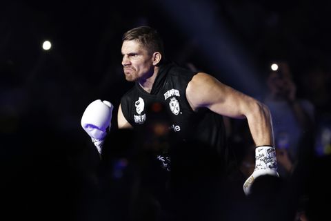 Topkickbokser Rico Verhoeven onthult bijzonder ritueel: 'Mijn hele familie en vrienden staan dan om mij heen'