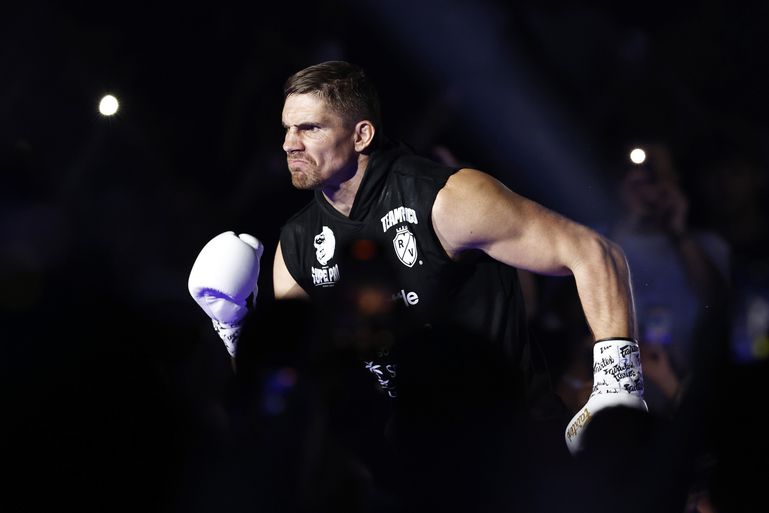 Topkickbokser Rico Verhoeven onthult bijzonder ritueel: 'Mijn hele familie en vrienden staan dan om mij heen'