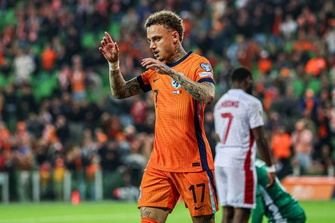 Noa Lang krijgt 'geheimzinnig' telefoontje tijdens vakantie en refereert aan Napoli-grootheid