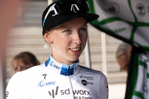Topwielrenster Lorena Wiebes verovert tweede Nederlandse titel op de weg