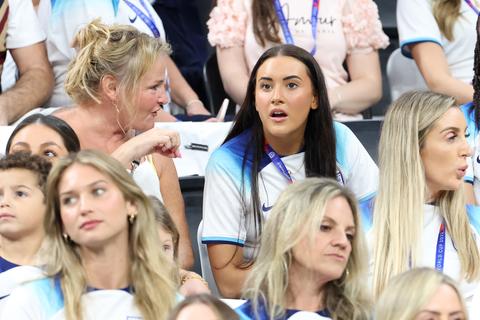 Vriendin van topvoetballer op WK deelt vervelende update over gezondheid: 'Ik voelde zoveel woede'