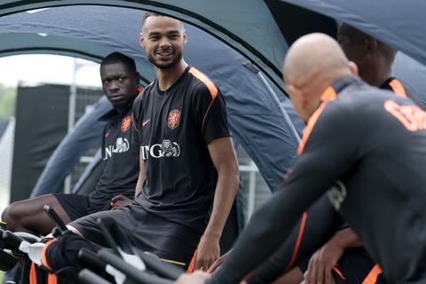 Nederlands elftal traint met volledige selectie richting clash op WK voetbal met Marokko, ook Cody Gakpo aanwezig