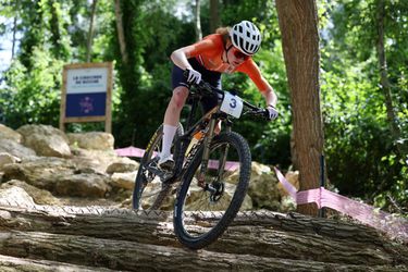 Drama voor Puck Pieterse! Op weg naar olympisch zilver op de moutainbike rijdt Nederlandse lek