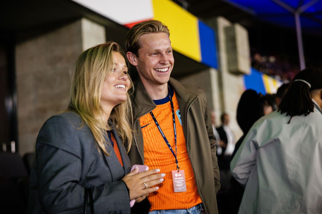 Frenkie de Jong en vrouw Mikky Kiemeney 'bezig met groot feest op Ibiza', ook ploeggenoten gespot