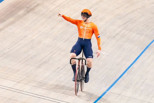 Waanzinnige beelden baanwielrenner: zo voelt het om Harrie Lavreysen te zijn