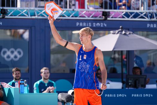 Publiek reageert met boegeroep op omstreden beachvolleyballer Steven van de Velde bij Olympische Spelen