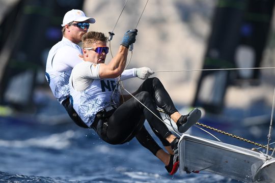 Nederlandse topzeilers beginnen wisselend aan Olympische Spelen: 'Dit was een hele lastige dag'