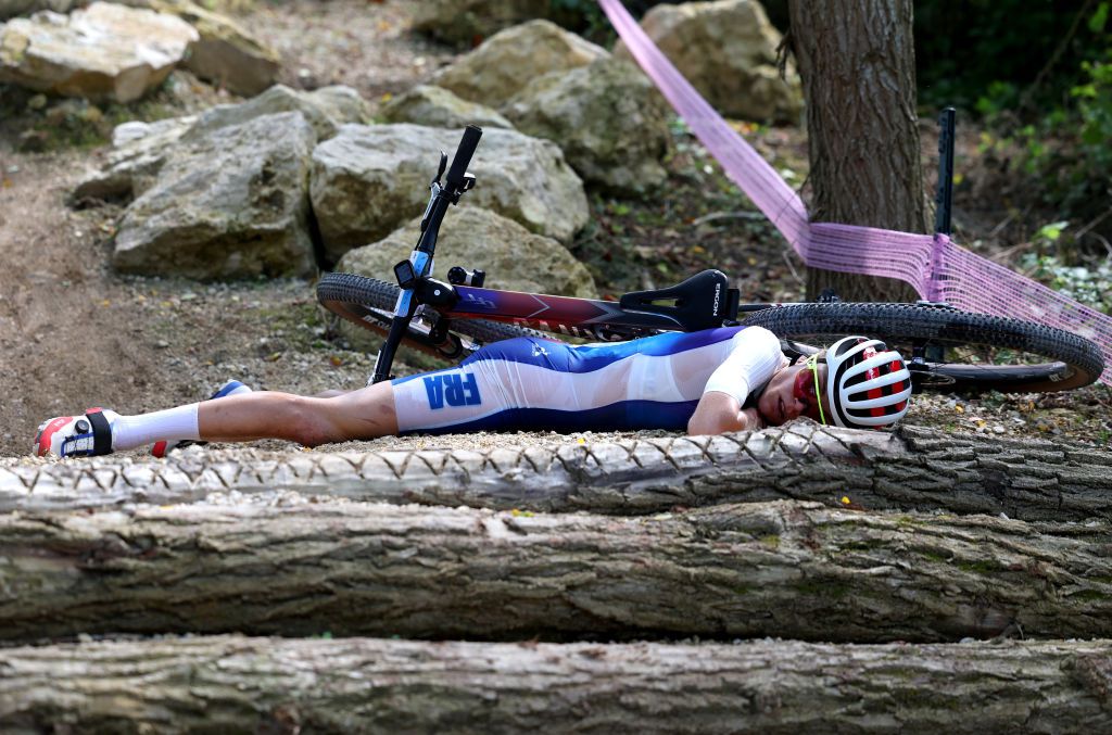 Zo gaat het nu met de achtervolgster van Puck Pieterse die zwaar viel tijdens het mountainbiken op de Spelen