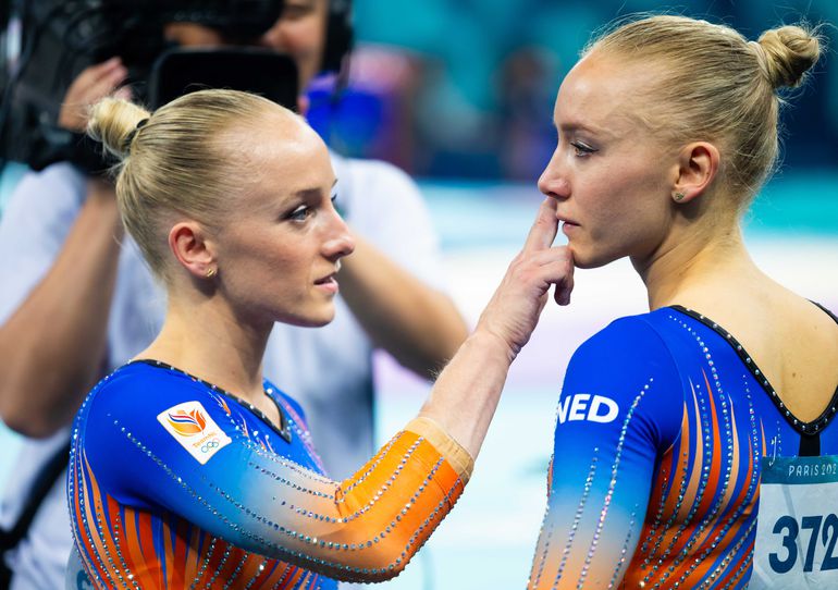 Hevige emoties bij Nederlandse turnsters: foto's tonen zusjes Lieke en Sanne Wevers in tranen