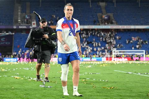 Vraagtekens na bizarre onthulling kersvers Europees kampioen Lucy Bronze: ‘Ik geloof m'n oren niet’