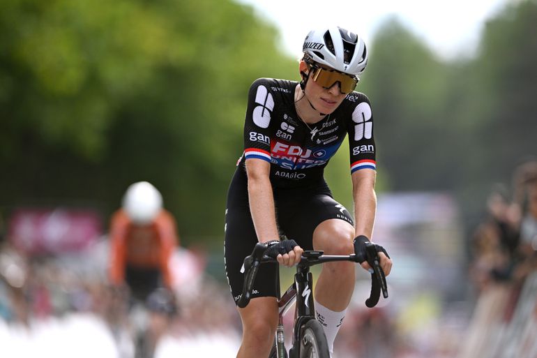 Grote zorgen om Demi Vollering: toprenster moet naar het ziekenhuis na harde valpartij in Tour de France Femmes