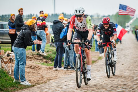 Nederlandse Tour-renner ziet Instagram ontploffen na smeekbede op live tv: 'Dan kan ik de strijd winnen'