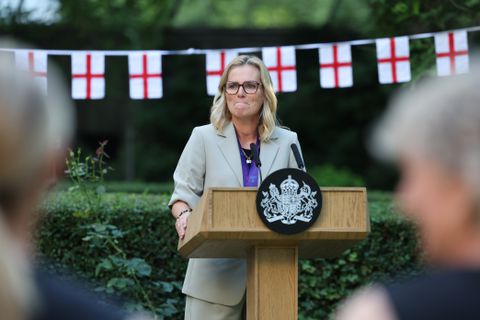 Sarina Wiegman schittert op iconische plek met Engelse voetbalster na historische EK-zege