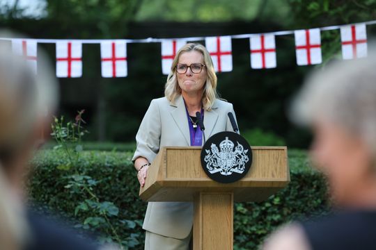 Sarina Wiegman schittert op iconische plek met Engelse voetbalster na historische EK-zege
