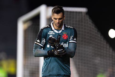 Bizarre rode kaart: bekende keeper maakt zichzelf belachelijk en moet vertrekken