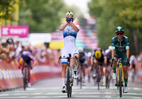 Chaos in Tour de France Femmes: Marianne Vos en Lorena Wiebes profiteren van grote valpartij