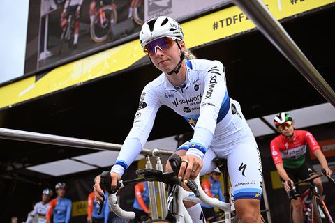 Marianne Vos onttroond op WK gravel: Lorena Wiebes sprint naar de zege